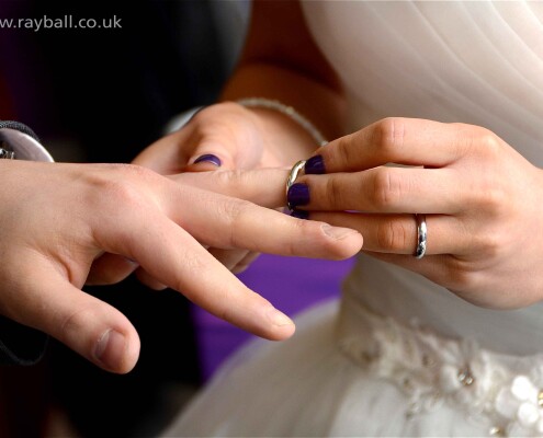 Woodmansterne couple exchanging wedding rings at Sutton registry office